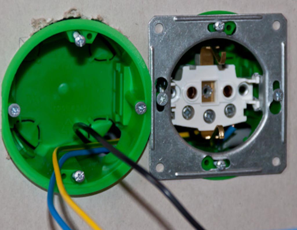 Монтаж розетки в гипсокартон